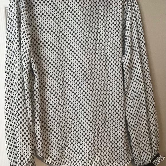 A brand new black and white blouse - Picture 10 of 13